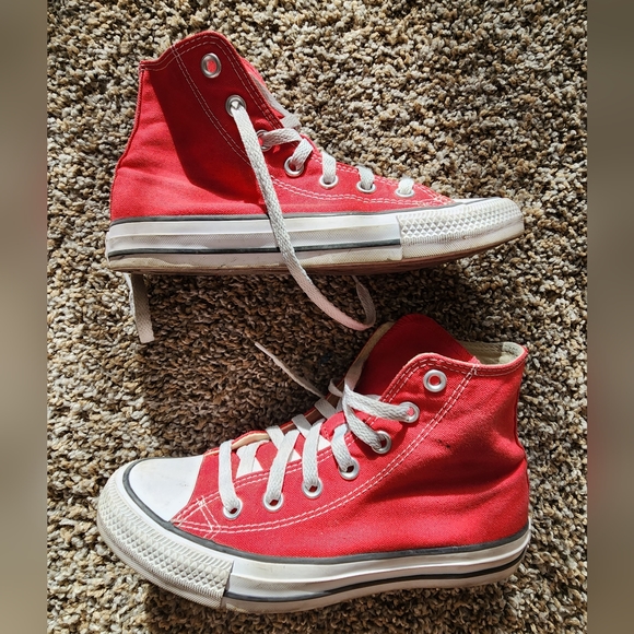 Red High Top Convesre Chuck Taylor All Star - Picture 4 of 8